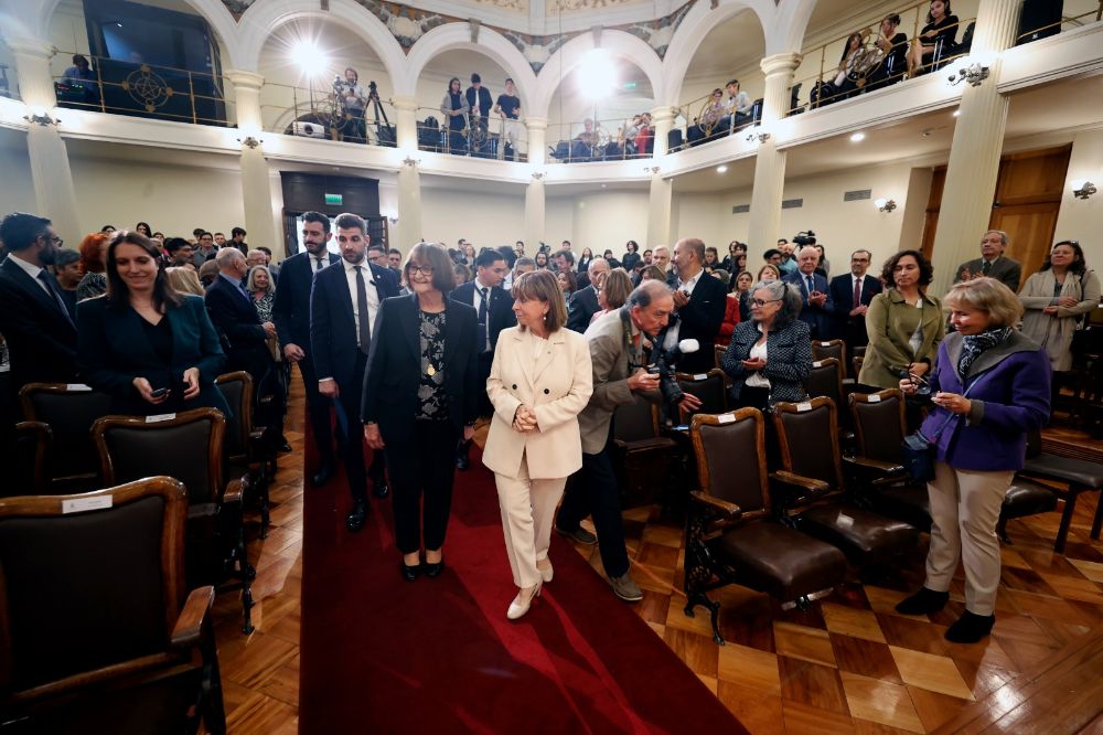 "La lucha del pueblo chileno y el dolor de las víctimas y las familias perdidas en medio de este periodo oscuro y violento, se volvieron inseparables de nuestras propias experiencias traumáticas y quedaron grabadas en nuestras conciencia histórica”, relató la mandataria en su clase magistral.